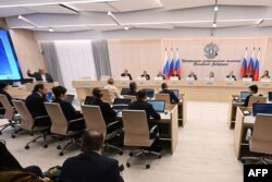 Boris Nadezhdin (kiri), calon presiden dari Civic Initiative Party, dalam pertemuan di Komisi Pemilihan Umum Pusat di Moskow, 8 Februari 2024. (NATALIA KOLESNIKOVA / AFP)