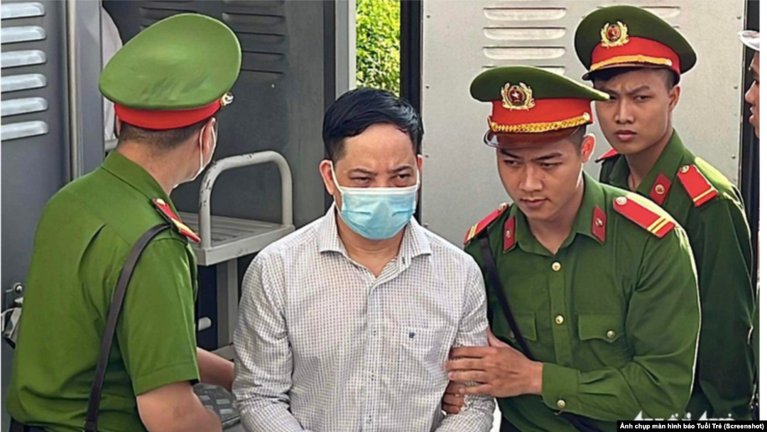 Bị cáo Phạm Trung Kiên là thư ký cho Thứ trưởng Y tế Đỗ Xuân Tuyên, người có trách nhiệm phê duyệt các chuyến bay giải cứu