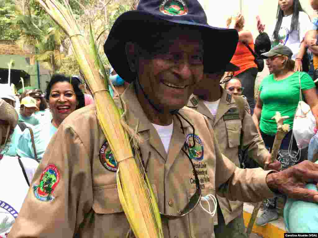 José León es &ldquo;el palmero mayor&rdquo;; participa en la tradición de los palmeros de Chacao desde 1939 y es el encargado de dirigir al grupo conformado por unas 300 personas.