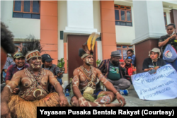 Masyarakat adat Awyu, Boven Digoel menggelar aksi di depan PN Jayapura bersama Koalisi Selamatkan Hutan Adat Papua, menentang perkebunan sawit. (Foto: Yayasan Pusaka Bentala Rakyat)