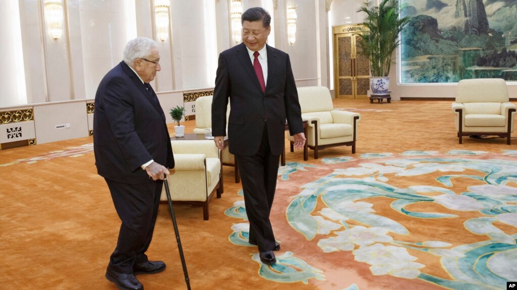 Председатель КНР Си Цзиньпин, справа, встречается с бывшим госсекретарем США Генри Киссинджером в Пекине, Китай, в четверг, 8 ноября 2018 года.