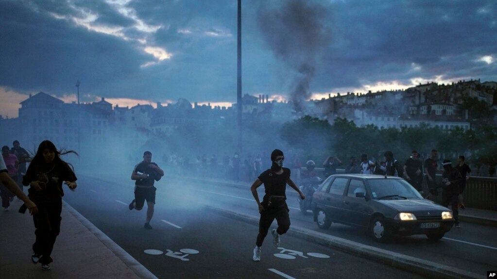 Người dân đụng độ với cảnh sát ở trung tâm thành phố Lyon, miền trung nước Pháp, ngày 30/6/2023.