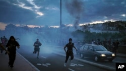 30 Haziran 2023 - Fransa'nın birçok kentinde protestolar ve isyanlar devam ediyor. Lyon da bu kentlerden biri. Şehirde gençler polisler çatışıyor.