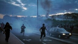30 Haziran 2023 - Fransa'nın birçok kentinde protestolar ve isyanlar devam ediyor. Lyon da bu kentlerden biri. Şehirde gençler polisler çatışıyor.