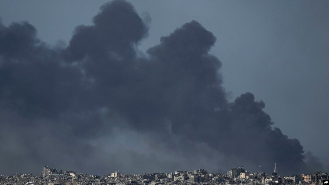 Asap mengepul menyusul pemboman Israel di Jalur Gaza, terlihat dari Israel selatan, 26 Desember 2023.