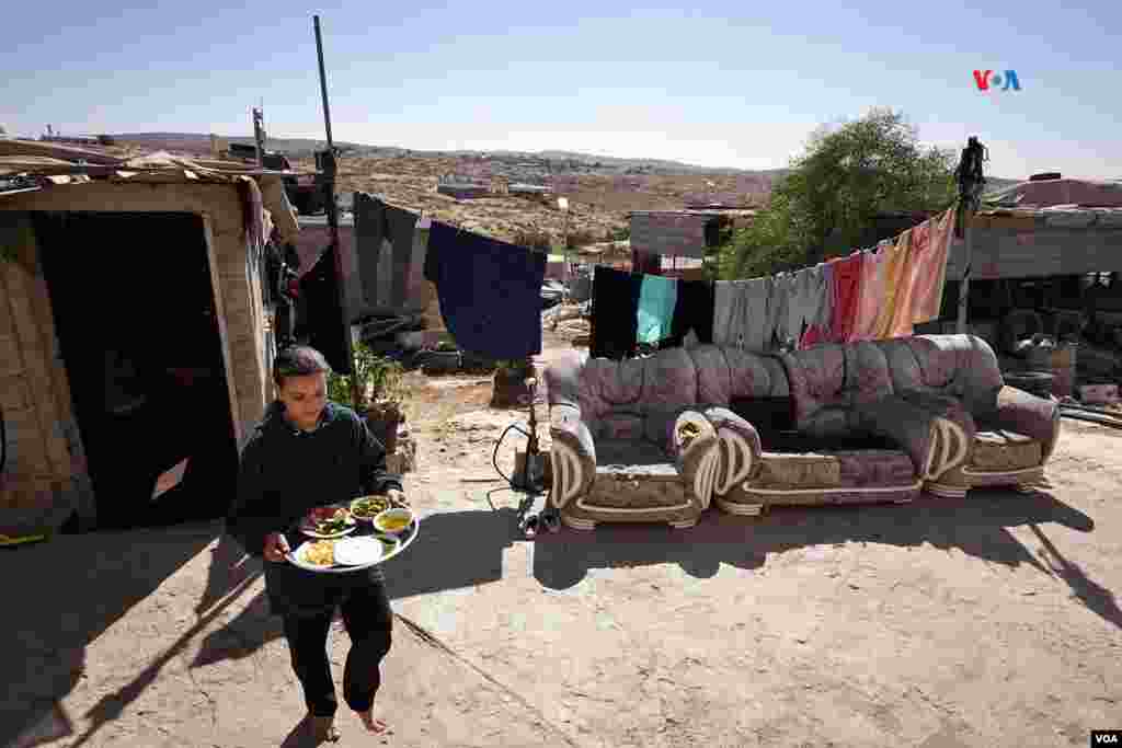 Una niña lleva una bandeja con comida siguiendo la típica hospitalidad palestina, Gente muy pobre que comparte lo que tiene con el visitante,&nbsp;el 6 de noviembre de 2023.