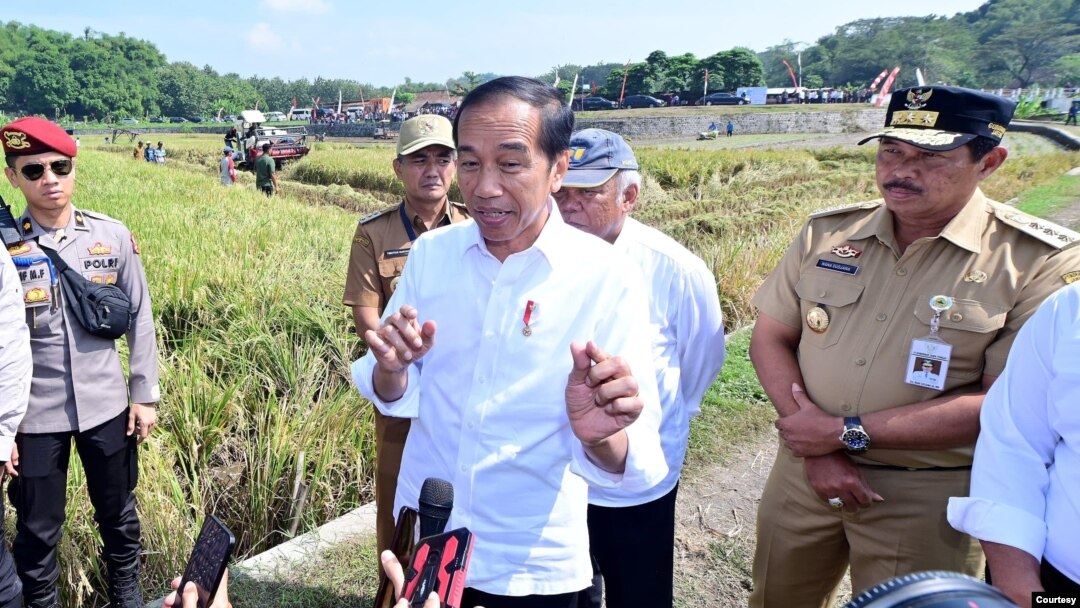 Presiden Joko Widodo di sela-sela kunjungan kerjanya di Jawa Tengah pada Rabu (19/6) menegaskan pelaku dan korban judi online tidak akan diberi bantuan sosial (bansos) oleh pemerintah. (BPMI Setpres)