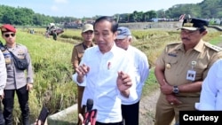 Presiden Joko Widodo di sela-sela kunjungan kerjanya di Jawa Tengah pada Rabu (19/6) menegaskan pelaku dan korban judi online tidak akan diberi bantuan sosial (bansos) oleh pemerintah. (BPMI Setpres)