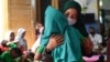 Seorang anak dengan cerebral palsy bersama ibunya mengikuti acara di pusat fisioterapi Yayasan Sahabat Difabel di Banda Aceh, Aceh, 6 Oktober 2021. (Foto: Chaideer Mahyuddin/AFP)