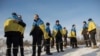 شماری از اسیران جنگی اوکراینی آزادشده در مکانی نامشخص در مرز اوکراین و روسیه - ۳۱ ژانویه ۲۰۲۴ 