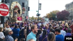 La procesión del Señor de los Milagros salió en procesión por las calles de Washington D. C. el domingo 29 de octubre. [Foto: Mitzi Macias, VOA].