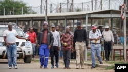 Toutes les activités de la mine Bafokeng, située à 160 km au nord-ouest de Johannesburg, ont été interrompues et des pourparlers sont engagés avec les mineurs et leurs syndicats.