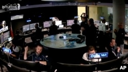 2024年2月22日，直觉机器公司发布的视频截图显示，休斯顿的公司飞行控制员在其登陆器登陆月球后的做出的反应。（美联社照片）