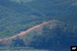 25일 한국 파주 비무장지대 부근에서 바라본 북한 군 초소의 모습.