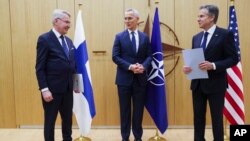 Русија рече дека ќе одговори на приклучувањето на Финска во НАТО со зголемување на своето воено присуство доколку е потребно.