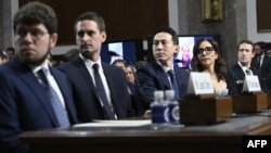 Dari kiri ke kanan: Jason Citron, CEO Discord; Evan Spiegel, CEO Snap; Shou Zi Chew, CEO TikTok; Linda Yaccarino, CEO X; dan Mark Zuckerberg, CEO Meta, saat memberikan kesaksian di sidang Komite Kehakiman Senat AS di Washington, DC, Rabu 31 Januari 2024. 