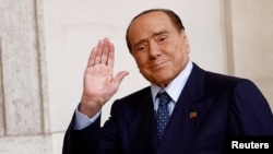 Pemimpin Forza Italia dan mantan Perdana Menteri Silvio Berlusconi tiba untuk pertemuan dengan Presiden Italia Sergio Mattarella di Istana Quirinale di Roma, Italia, 21 Oktober 2022. (REUTERS/Guglielmo Mangiapane)