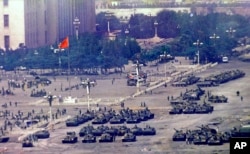 1989年6月4日清晨，大批解放軍野戰軍的坦克在天安門廣場的抗議學生和市民被清除後，在天安門廣場附近戒備。