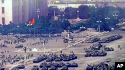 រូបឯកសារ៖ កងទ័ពចិន​និង​រថក្រោះ​បាន​ប្រមូលផ្តុំ​នៅទីក្រុងប៉េកាំង មួយថ្ងៃ​បន្ទាប់​ពី​ការ​បង្រ្កាប​បាតុករ​នៅទីលាន Tiananmen កាលពីថ្ងៃទី០៥ មិថុនា ឆ្នាំ១៩៨៩។