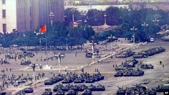 资料 - 1989 年 6 月 5 日,在军事镇压结束了天安门广场为期七周的民主示威活动一天后,中国军队和坦克聚集在北京。(美联社图片)
