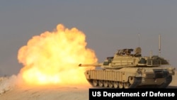 Un tanque M1A2 Abrams asignado al 98.º Regimiento de Caballería dispara un proyectil a un objetivo durante una calificación de fuego real en el Complejo de Campo de Propósitos Múltiples de Udairi, Kuwait, agosto de 2023.