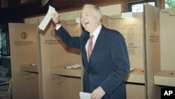 ARCHIVO - El alcalde de los Ángeles, Richard Riordan, tiene su boleta electoral mientras emite su voto en el área de Brentwood de los Ángeles, el 8 de abril de 1997. Riordan y el senador estatal Tom Hayden se postulan para el puesto de alcalde. (Foto AP/Nick Ut)