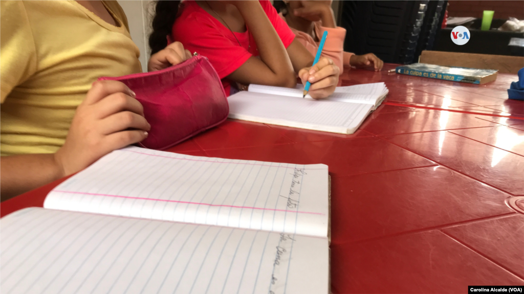 Un grupo de niños recibe clases en el comedor. La crisis en el sistema educativo es otro frente que también buscan cubrir para tener un impacto positivo en la comunidad.&nbsp;