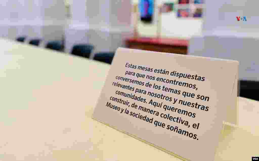 En el centro de la sala, se encuentra un mesa que invita precisamente al trabajo colectivo de diferentes comunidades. En esta ocasión, el turno fue para Las Traviesas.