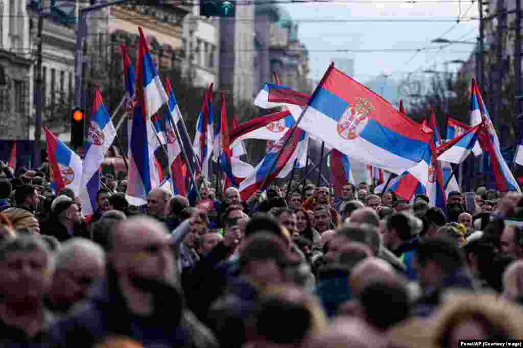 Protestni skup građana kod Terazijske česme zbog izbornih nepravilnosti (Foto: Fonet/Marko Dragoslavić)