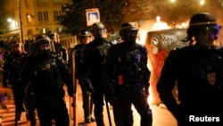 法国警察在巴黎街头维护治安。（2023年6月30日）