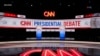 Equipos de prensa trabajan en la sala de prensa previo al primer debate presidencial