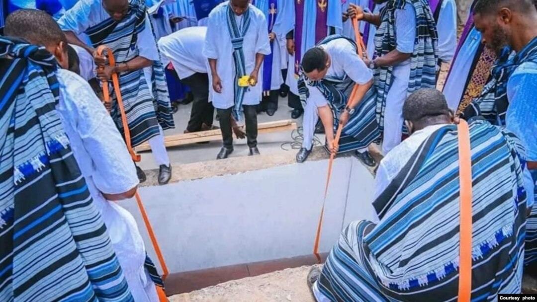 Lokacin da ake saka gawar Akeredolu a makwancinta (Hoto: Facebook/Oyo News)