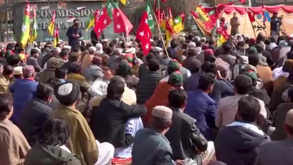 د بلوچستان په بېلا بېلو سيمو کې د انتخابي نتيجو پر ضد احتجاجونه زيات شوي او لویې او وړې لارې پکې تړل شوي 