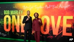 คิงส์ลีย์ เบน-อดีร์ (ซ้าย) นักแสดงนำจาก "Bob Marley: One Love" ร่วมถ่ายภาพกับ ซิกกี้ บุตรชายของบ็อบ มาร์ลีย์ ในงานเปิดฉายรอบปฐมฤกษ์ เมื่อ 6 ก.พ. 2567