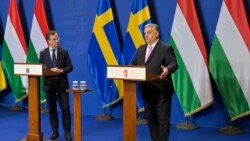 Perdana Menteri Swedia Ulf Kristersson, kiri, mendengarkan rekannya dari Hungaria, Viktor Orban, saat konferensi pers di Biara Carmelite di Budapest, Hungaria, 23 Februari 2024. (Foto: AP)