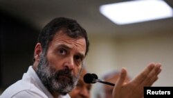 FILE: Pemimpin partai oposisi utama India Rahul Gandhi mengadakan konferensi pers, setelah dia didiskualifikasi sebagai anggota parlemen oleh parlemen India, di kantor pusat partai di New Delhi, India, 25 Maret 2023. (REUTERS/Anushree Fadnavis)