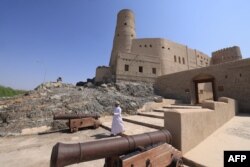 Bahla Fort at the foot of the Green Mountain plateau, Oman, Bahla, October 5, 2023. ( Karim SAHIB / AFP)