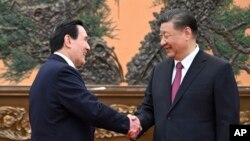 Presiden China Xi Jinping dan mantan Presiden Taiwan Ma Ying-jeou berjabat tangan saat pertemuan mereka di Beijing pada Rabu, 10 April 2024, dalam upaya untuk mempercepat rekonsiliasi antara dua pihak yang terpisah sejak perang saudara 1949. (Ju Peng/Xinhua via AP)