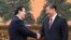 Presiden China Xi Jinping dan mantan Presiden Taiwan Ma Ying-jeou berjabat tangan saat pertemuan mereka di Beijing pada Rabu, 10 April 2024, dalam upaya untuk mempercepat rekonsiliasi antara dua pihak yang terpisah sejak perang saudara 1949. (Ju Peng/Xinhua via AP)