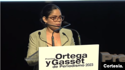 La periodista salvadoreña Julia Gavarrete habla luego de recibir el premio Ortega y Gasset de Periodiso en la categoría de "mejor investigación" el 21 de marzo de 2023 en Valencia, España. [Foto: captura de pantalla tramisión de ceremonia en vivo por El País]