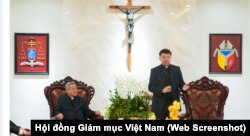 Tổng Giám mục Marek Zalewski (đứng) và Tổng Giám mục Giuse Nguyễn Năng tại Tòa Tổng Giám mục Hà Nội vào ngày 31/1/2024.