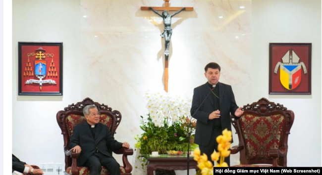 Tổng Giám mục Marek Zalewski (đứng) và Tổng Giám mục Giuse Nguyễn Năng tại Tòa Tổng Giám mục Hà Nội vào ngày 31/1/2024.