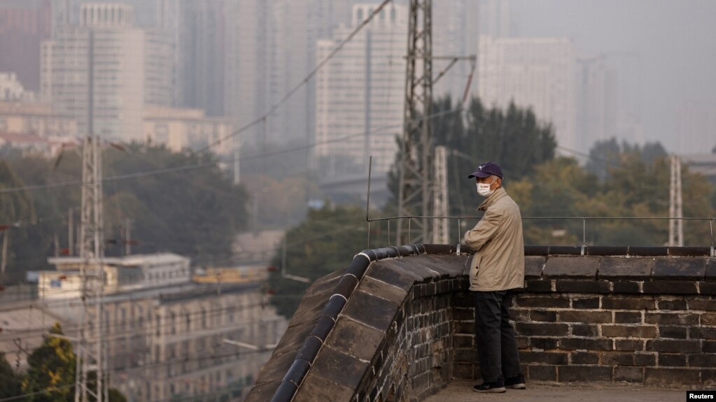 北京启动重污染天气预警。一名男子在明城墙遗址公园里。(2023年10月31日)(photo:VOA)
