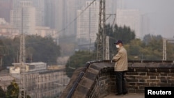 北京启动重污染天气预警。一名男子在明城墙遗址公园里。(2023年10月31日)