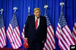 El candidato presidencial republicano, el expresidente Donald Trump, asiste a un mitin de campaña en Waterford Township, Michigan, el sábado 17 de febrero de 2024.