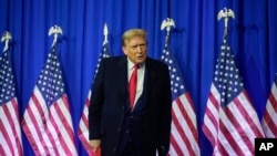 El candidato presidencial republicano, el expresidente Donald Trump, asiste a un mitin de campaña en Waterford Township, estado de Michigan, el sábado 17 de febrero de 2024.
