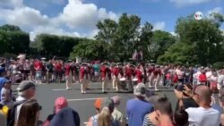 Estadounidenses y turistas se preparan para presenciar el desfile del Día de la Independencia