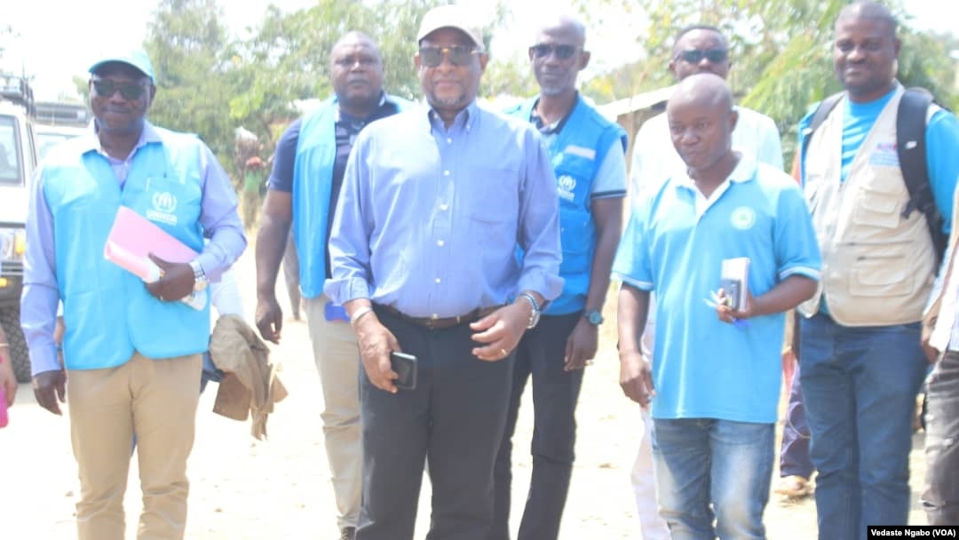 Abdoulaye Barry uhagarariye HCR mu burasizuba bwa Repubulika ya demokarasi ya Kongo ari kumwe n'abayobozi b'inkambi ya Lusenda mu burasirazuba bwa Kongo