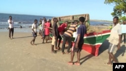 "Le bateau a coulé car il était surchargé et inadapté au transport de passagers", a expliqué Jaime Neto, le secrétaire d'Etat de la province de Nampula.