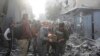 Người Palestine sơ tán những người bị thương trong vụ oanh kích của Israel ở Rafah, Dải Gaza, ngày 1 tháng 12 năm 2023.